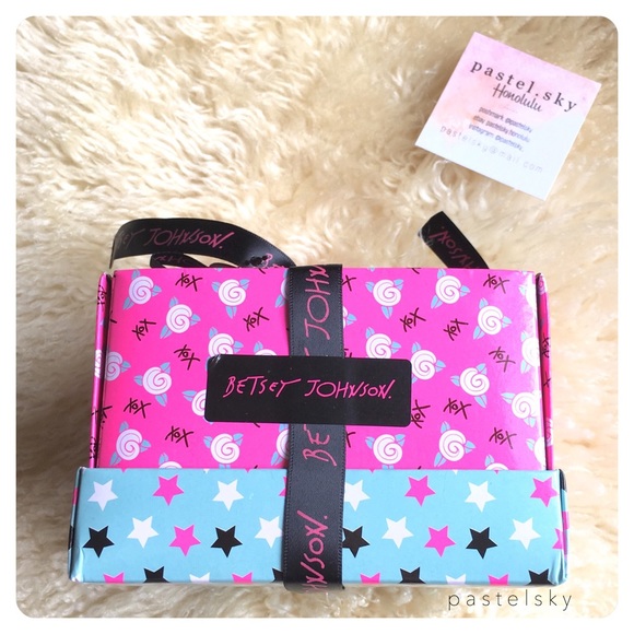 🆕 BETSEY JOHNSON 3 pack cozy socks - Picture 3 of 5